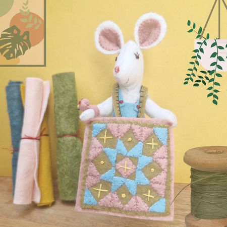Corinne Lapierre Little Mouse makes a quilt mini felt kit